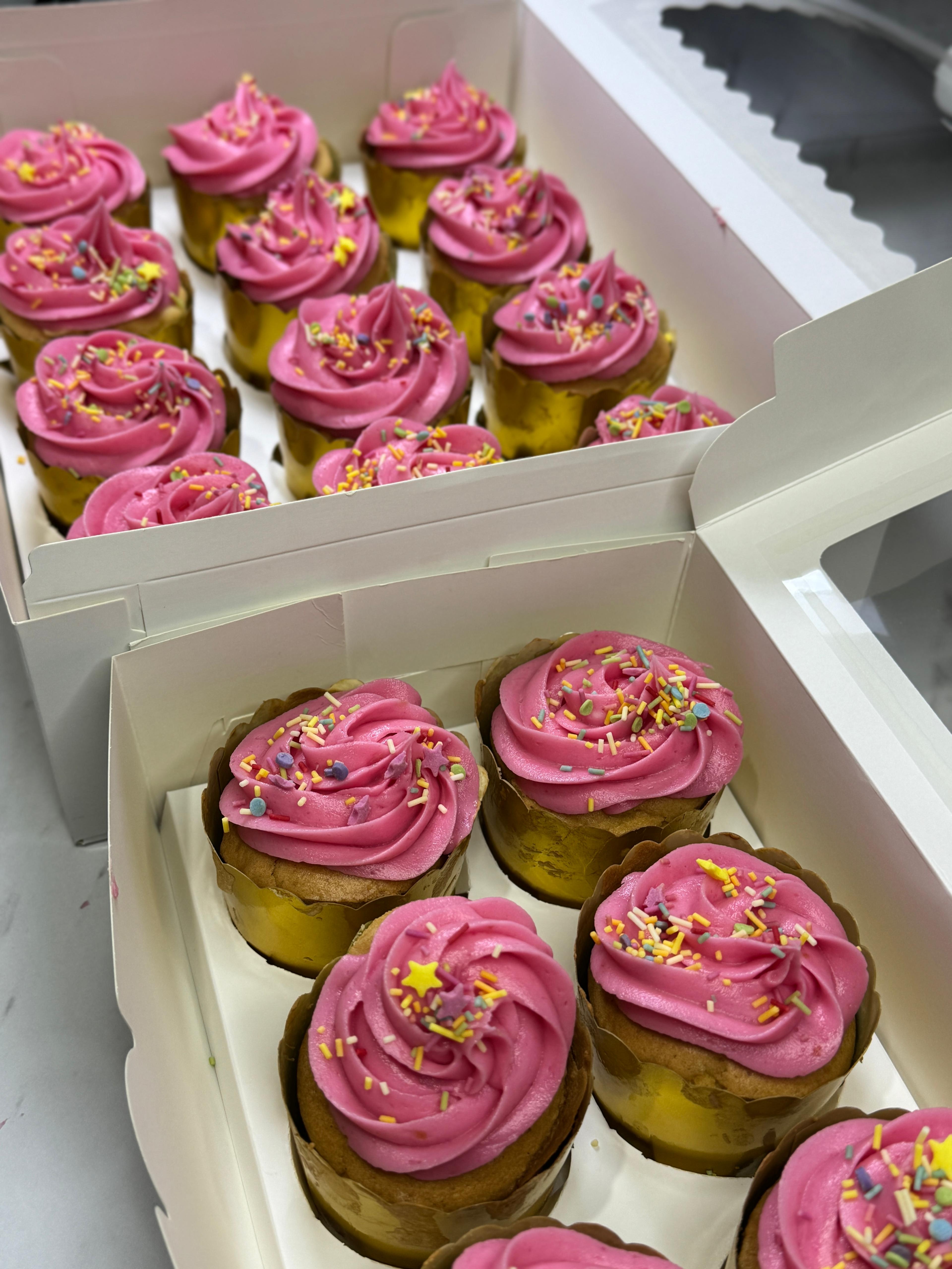 Cupcake set by DebbieK Cakes & Events